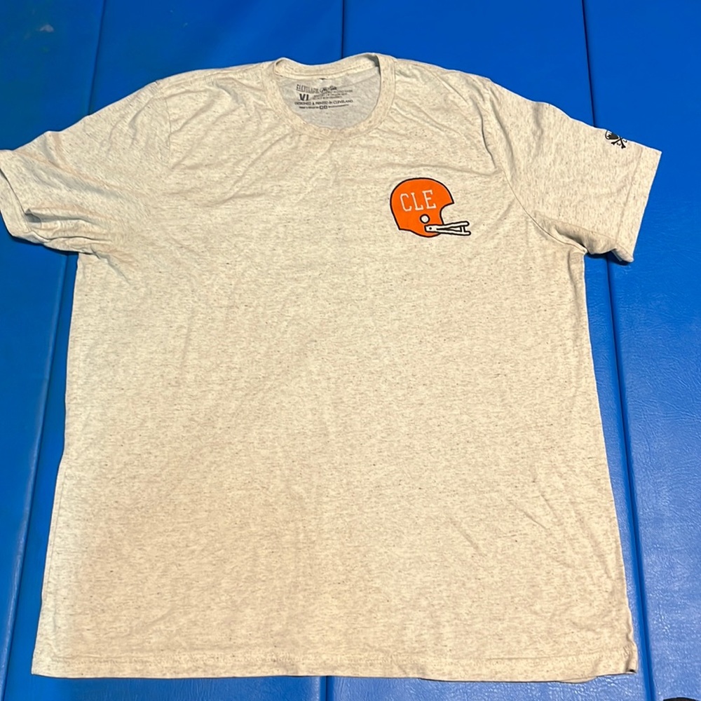Cleveland Browns logo helmet tee XL - SIZE XL